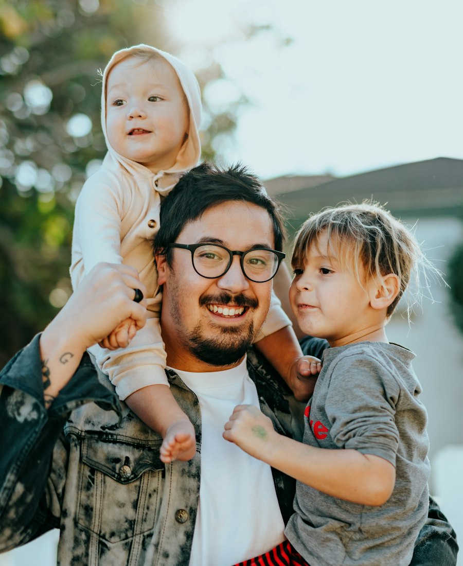 Pai com os dois filhos