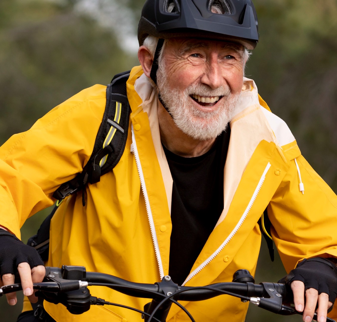 Senhor sorridente andando de bicicleta